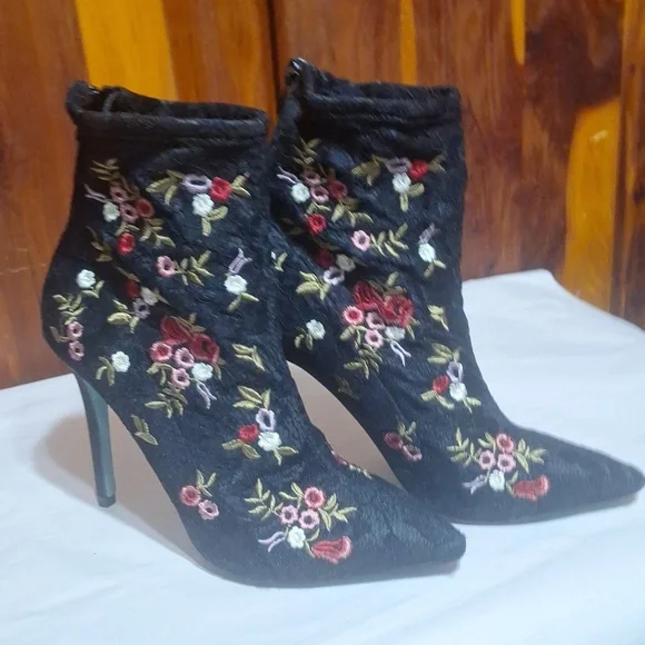 Besty Johnson Ankle Boots - Picture 4 of 15